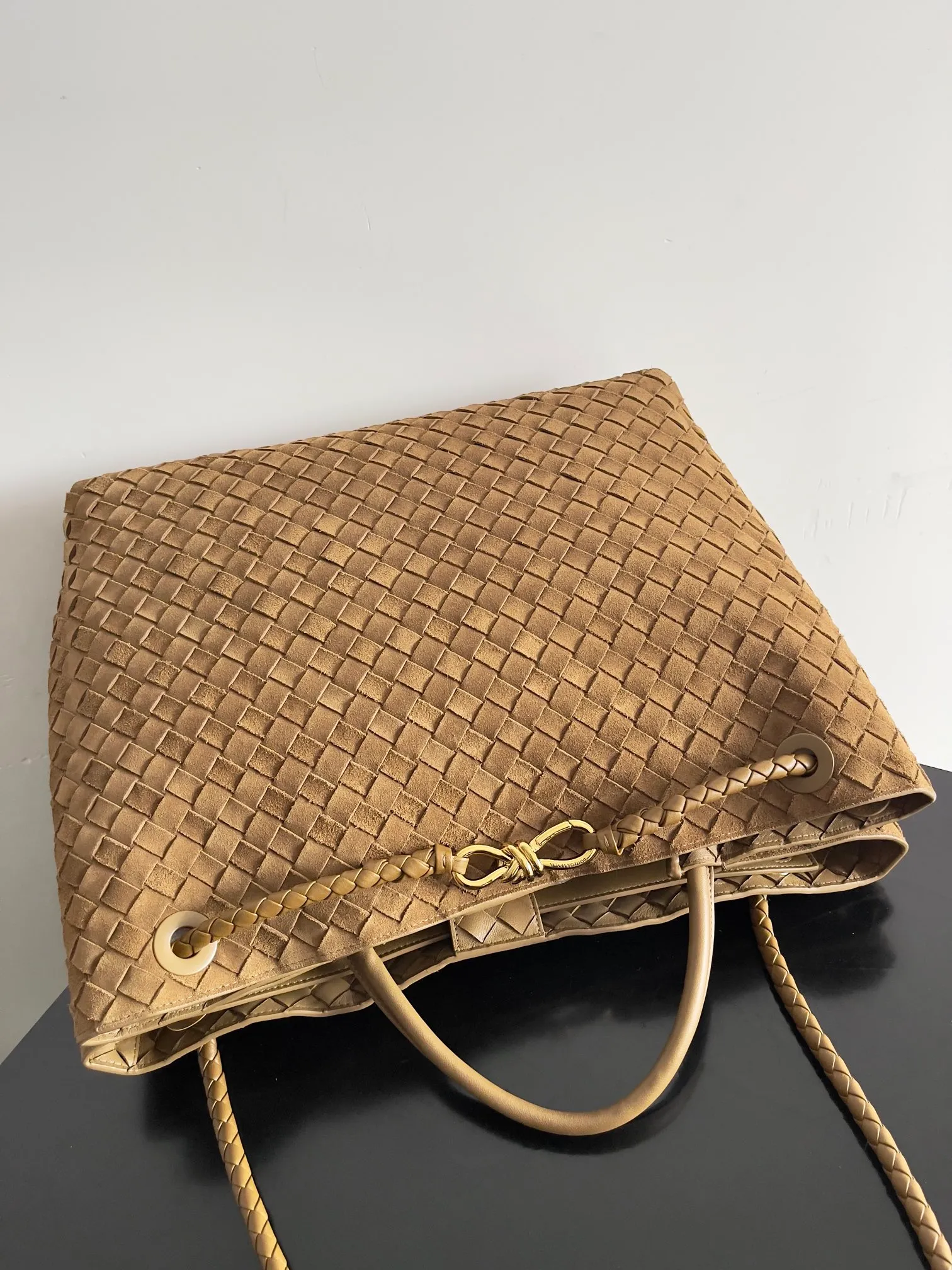 Batch 3760 Recently, the same style of bag that celebrities love is both high-end and practical. Michelle Yeoh, Kim Namjoon, Jing Boran, Tong Liya, Sun Qian, Wu Qianyu, Du Juan, Ma Yili and Bai Baihe are all carrying Bottega Veneta summer series Andiamo handbags. Andiamo has a simple structure and rounded lines. The whole piece is made of Nappa leather. It is comfortable, soft and dynamic. It adds interest to daily life and can be easily matched with various styles. Andiamo handbags are available in three sizes: small, medium and large. There are many colors to choose from, which can meet different needs. You can really carry it whether it is daily or attending events. Style number: 743575 Size: 45*22*34cm